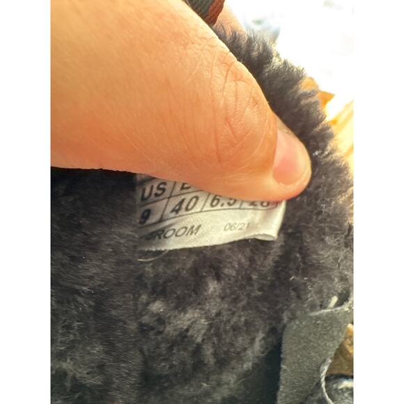 NWT Women's Cougar Broom Waterproof Lambskin Lining Bootie in Black size 9 - Picture 6 of 7